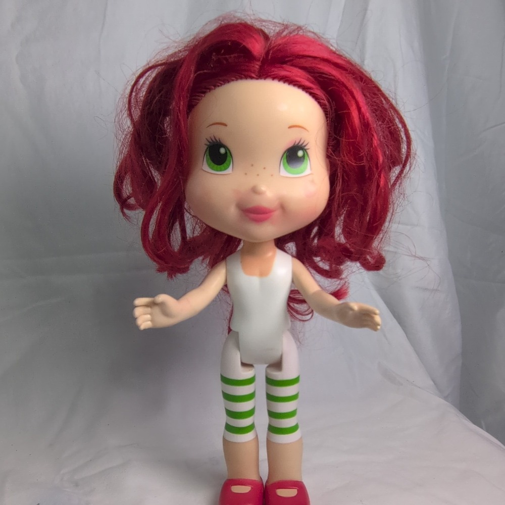Hasbro Strawberry Shortcake 11 in Play Doll Red Wavy Hair Green Eyes Freckles